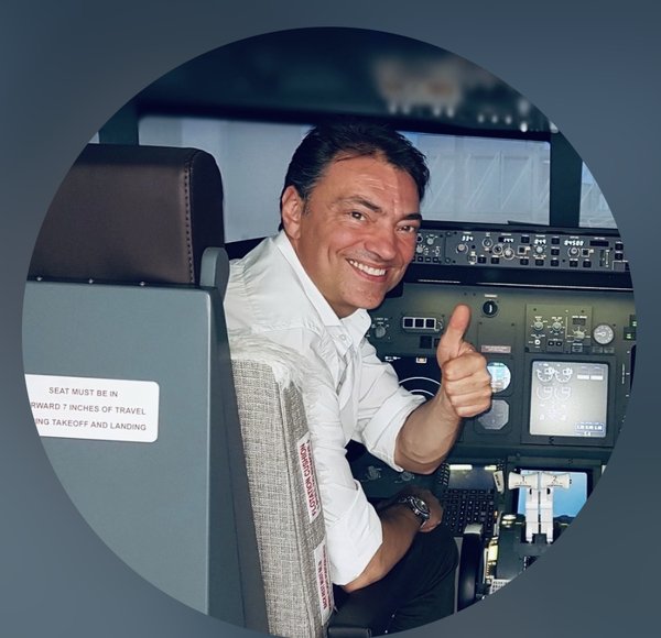 Stefano Carniti, pilota e founder di Simulation Project, in cabina del simulatore Boeing 737-800NG
