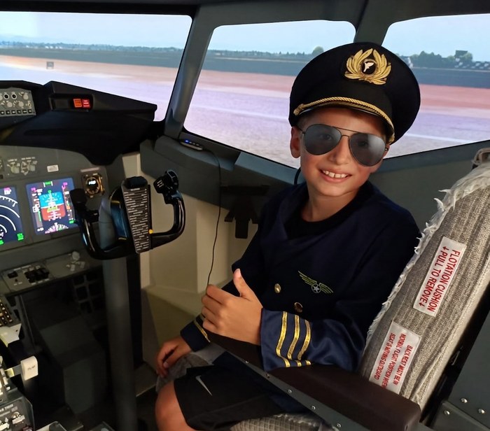 Ragazzo al simulatore Boeing 737